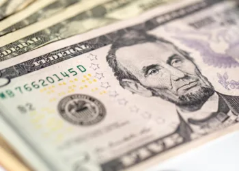 dolar:-moeda-encerra-ultima-sessao-em-baixa