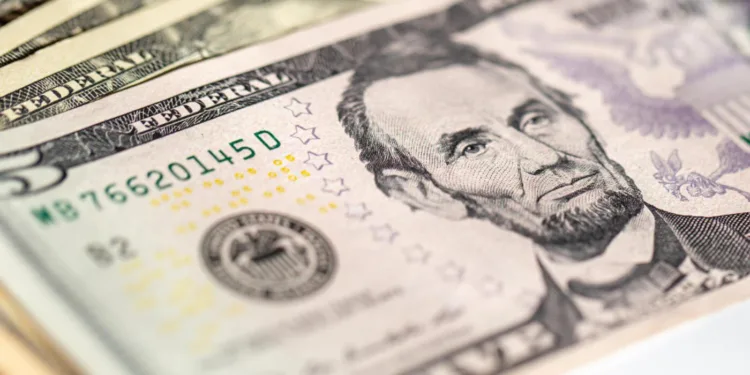 dolar:-moeda-encerra-ultima-sessao-em-baixa