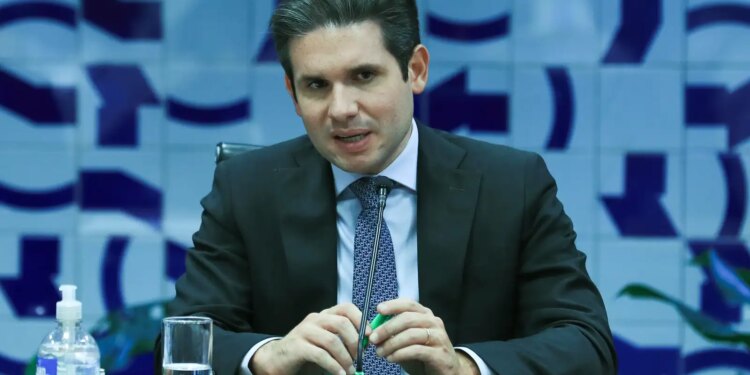 hugo-motta-confirma-para-hoje-votacao-de-isencao-do-imposto-de-renda