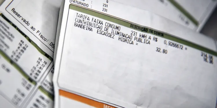 conta-de-luz-segue-com-bandeira-vermelha-em-outubro,-mas-cai-para-patamar-1