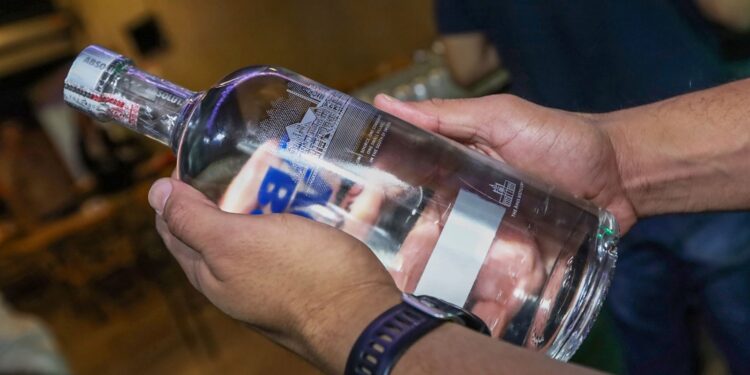 policiais-descobrem-laboratorio-de-falsificacao-de-bebidas-no-df