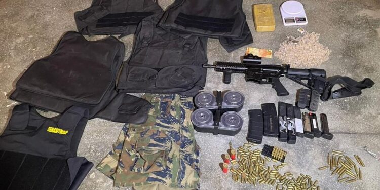 acao-conjunta-apreende-fuzil,-municoes-e-drogas-em-lauro-de-freitas