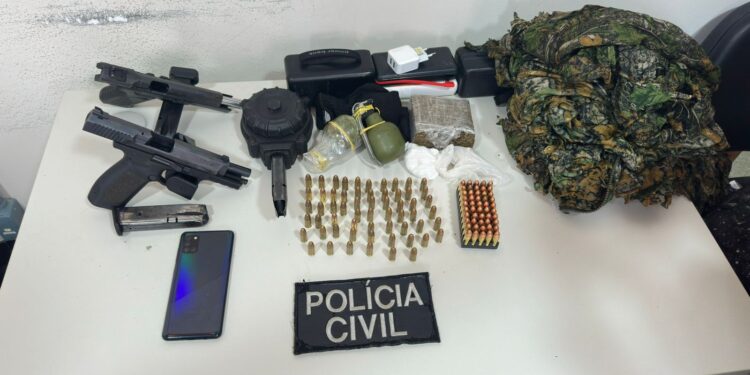 acao-conjunta-da-ficco/ilheus,-pm-e-pc-apreende-armas,-municoes-e-granadas-por-grupos-criminosos