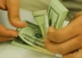 dolar:-moeda-encerra-o-ultimo-pregao-em-alta,-atingindo-maior-valor-em-quase-um-mes