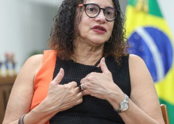 vacina-brasileira-de-covid-fortalece-ciencia-e-pais,-diz-ministra