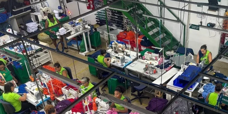 confianca-do-empresario-industrial-sobe-em-outubro,-mas-segue-abaixo-da-linha-de-otimismo