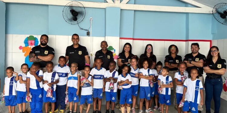 alunos-de-escola-municipal-em-salvador-participam-de-acao-social-promovida-pela-policia-civil