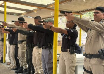 vinte-servidores-das-forcas-da-seguranca-aperfeicoam-tecnicas-durante-curso-de-tiro-operacional