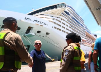mais-de-quatro-mil-turistas-sao-recepcionados-durante-a-operacao-navio-em-salvador