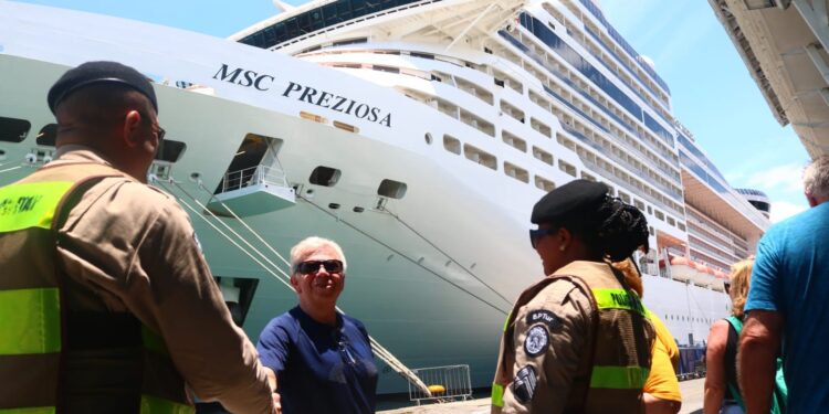 mais-de-quatro-mil-turistas-sao-recepcionados-durante-a-operacao-navio-em-salvador
