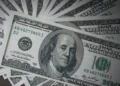 dolar:-moeda-sobe-e-fecha-em-r$-5,40-com-cautela-no-mercado-internacional