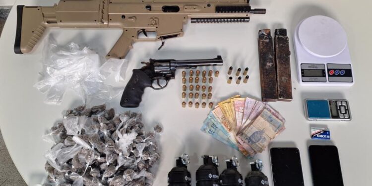 pm-apreende-drogas,-armas-e-granadas-em-ibirapitanga