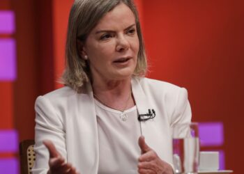 gleisi-diz-que-politicos-de-direita-querem-eua-intervindo-no-brasil