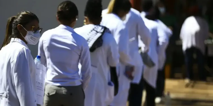 piso-da-enfermagem:-estados-e-municipios-partilham-mais-de-r$-818,2-milhoes,-em-outubro