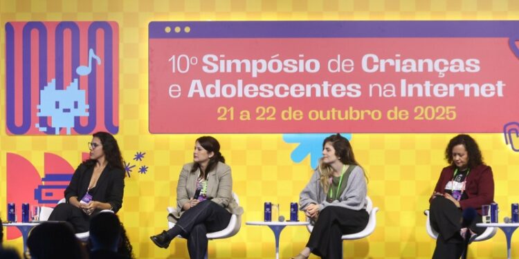 suporte-e-formacao-de-educadores-e-central-para-efetivar-a-cidadania-digital-nas-escolas,-aponta-debate-promovido-pela-safernet