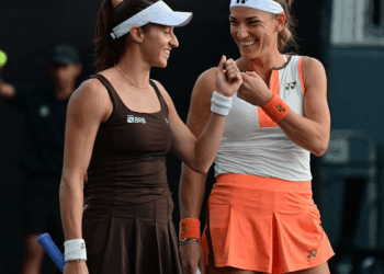 dupla-de-stefani-vira-sobre-atual-campea-e-vai-a-semi-do-wta-finals