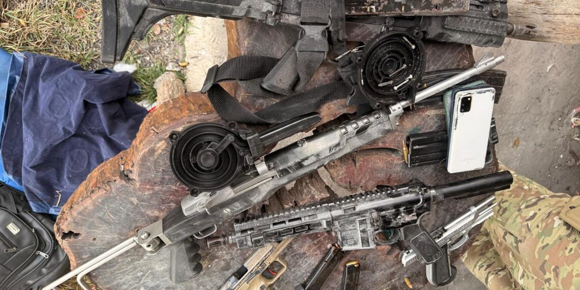 fuzis,-pistolas,-submetralhadora-e-granada-sao-apreendidos-com-traficantes-associados-a-faccao-carioca