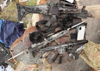 fuzis,-pistolas,-submetralhadora-e-granada-sao-apreendidos-com-traficantes-associados-a-faccao-carioca