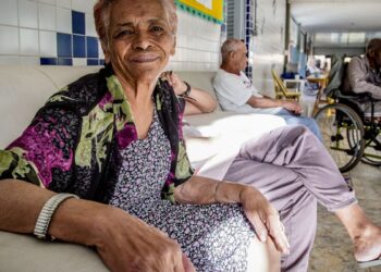 tema-da-redacao-do-enem-ajuda-a-debater-etarismo,-dizem-professores 