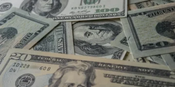 dolar:-moeda-encerra-ultima-sessao-em-queda