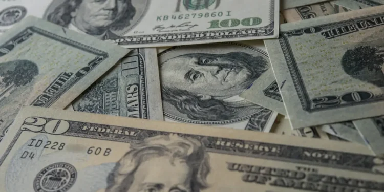 dolar:-moeda-encerra-ultima-sessao-em-queda