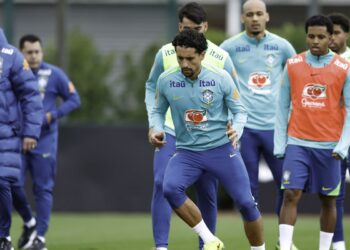 com-equipe-completa,-ancelotti-comanda-atividade-em-londres