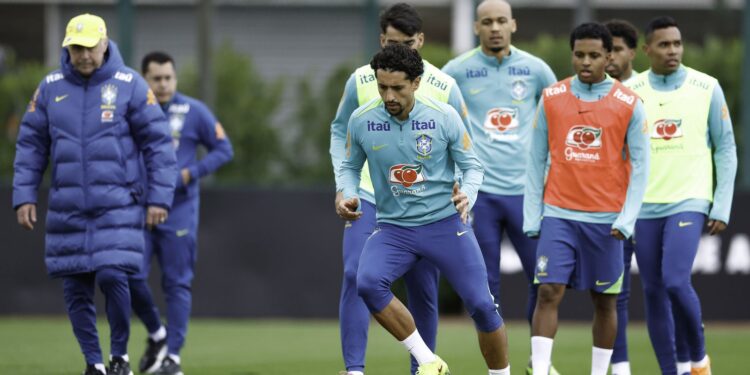 com-equipe-completa,-ancelotti-comanda-atividade-em-londres