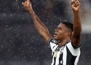 panamenho-jose-kadir-leva-botafogo-a-vitoria-no-brasileiro