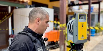 peritos-utilizam-scanner-3d-durante-pericia-em-comercio-em-praia-do-forte.