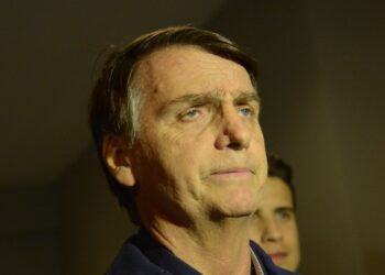 defesa-diz-que-bolsonaro-nao-usou-celular-durante-visita-de-nikolas