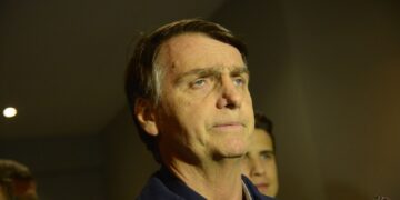 defesa-diz-que-bolsonaro-nao-usou-celular-durante-visita-de-nikolas