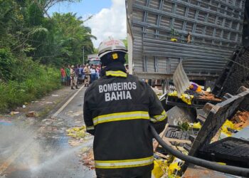 bombeiros-de-alagoinhas-retiram-vitima-que-ficou-presa-as-ferragens-apos-acidente-veicular