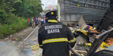 bombeiros-de-alagoinhas-retiram-vitima-que-ficou-presa-as-ferragens-apos-acidente-veicular
