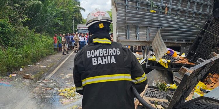 bombeiros-de-alagoinhas-retiram-vitima-que-ficou-presa-as-ferragens-apos-acidente-veicular