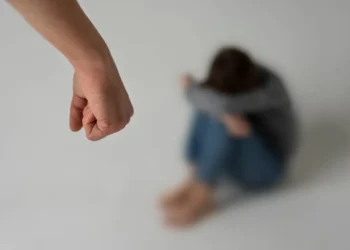 violencia-domestica-afeta-rotina,-trabalho-e-estudo-de-7-em-cada-10-mulheres,-diz-pesquisa