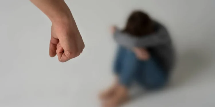 violencia-domestica-afeta-rotina,-trabalho-e-estudo-de-7-em-cada-10-mulheres,-diz-pesquisa