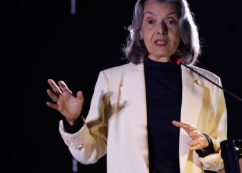 carmen-lucia:-“ditadura-e-como-erva-daninha-que-precisa-ser-cortada”