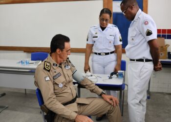 policia-militar-leva-profissionais-de-saude-a-comunidade-do-lobato