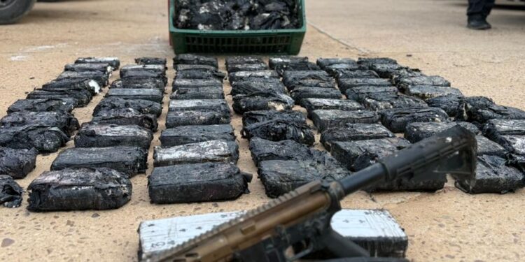 apos-atender-a-ocorrencia-de-incendio,-pm-apreende-fuzil-e-mais-de-100kg-de-cocaina-em-juazeiro