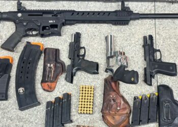 trio-e-flagrado-com-armas-de-diversos-calibres-em-cansancao