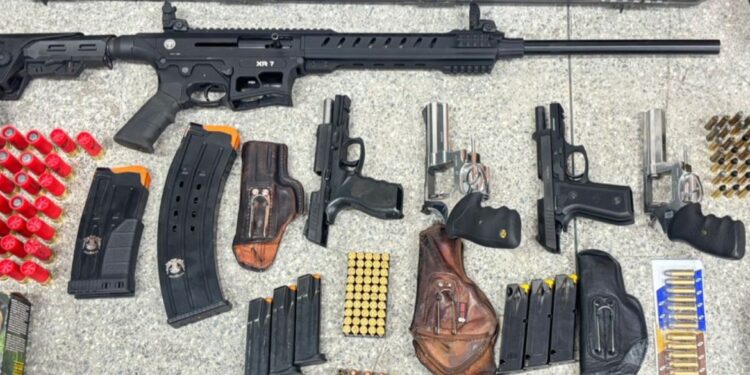 trio-e-flagrado-com-armas-de-diversos-calibres-em-cansancao