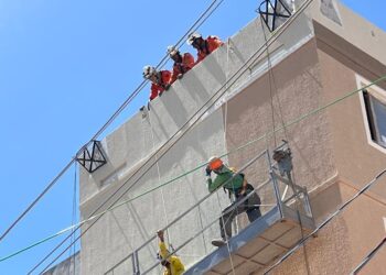 bombeiros-do-10o-e-do-12o-bbm-resgatam-trabalhadores-presos-a-uma-altura-de-cerca-de-12-metros