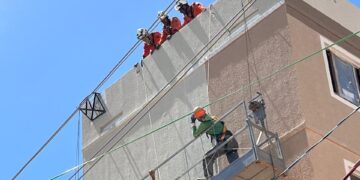 bombeiros-do-10o-e-do-12o-bbm-resgatam-trabalhadores-presos-a-uma-altura-de-cerca-de-12-metros