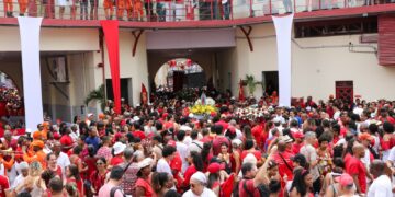 fieis-lotam-o-quartel-do-cbmba-na-barroquinha-em-homenagem-a-santa-barbara