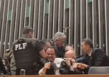 glauber-braga-e-retirado-a-forca-apos-ocupar-mesa-da-camara