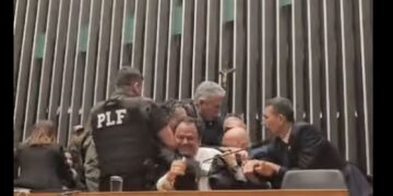 glauber-braga-e-retirado-a-forca-apos-ocupar-mesa-da-camara