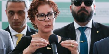 zambelli-deve-ficar-presa-em-brasilia-se-for-extraditada-pela-italia