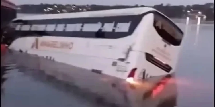 retirada-do-onibus-que-caiu-de-balsa-no-rio-tocantins-sera-realizada-nos-proximos-dias,-diz-dnit