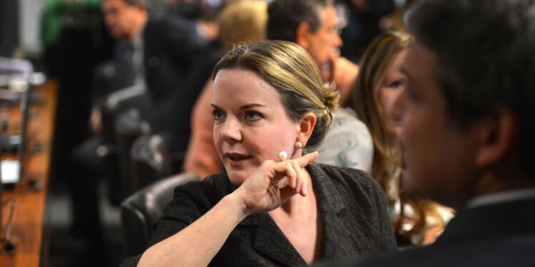 gleise-culpa-selic-pela-divida-publica-e-nao-as-despesas-do-governo