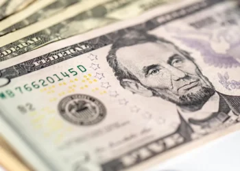 dolar:-moeda-acumula-queda-ao-longo-do-ano-e-fecha-em-patamar-mais-baixo